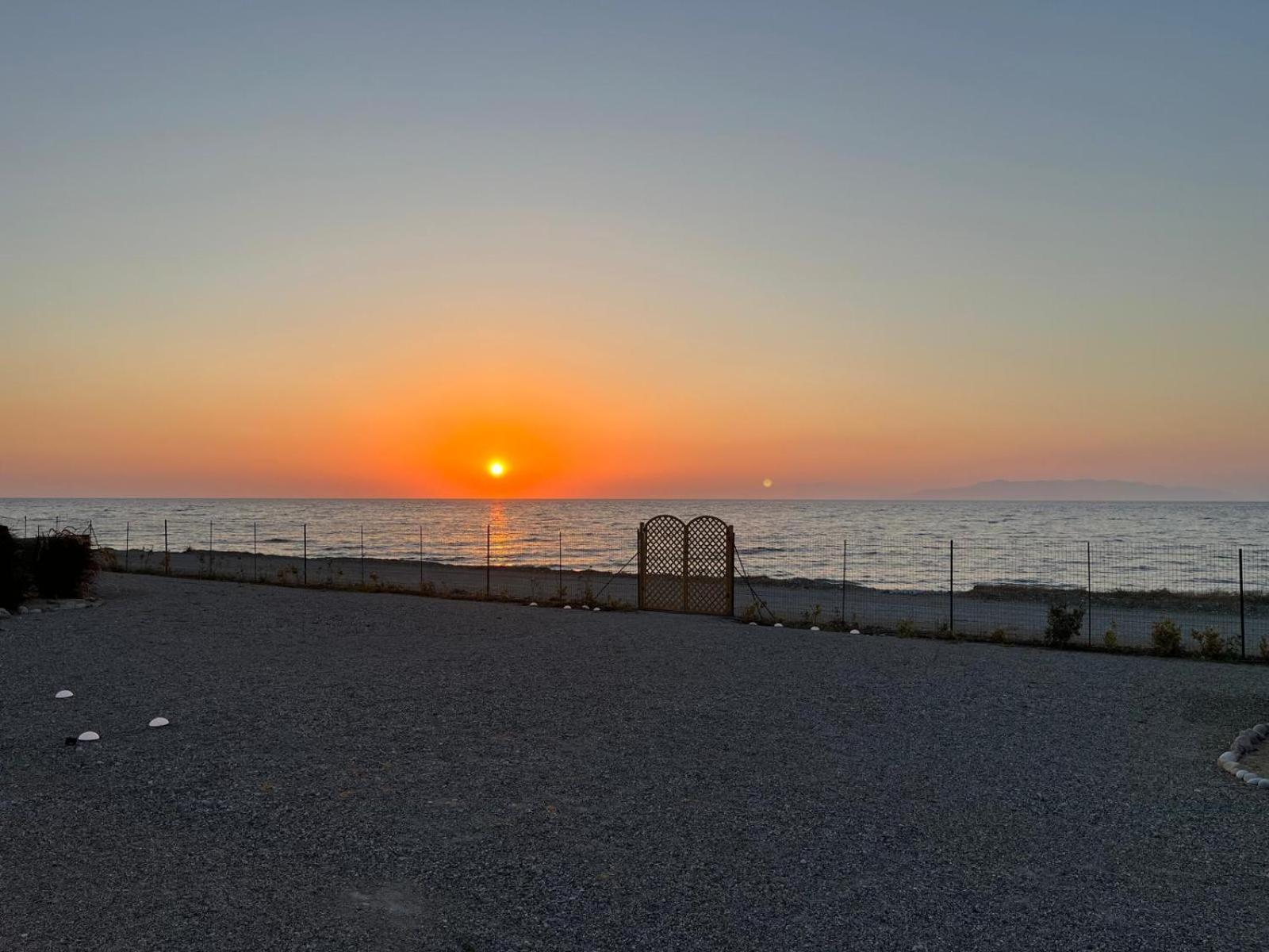 Lambou Beach Sunset Soroni Eksteriør bilde